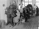 De flesta kapsylarbetarna var kvinnor. Många hade tidigare jobbat som korkskärare. Bild från Svenska kapsylfabriken. Foto: Tekniska Museet